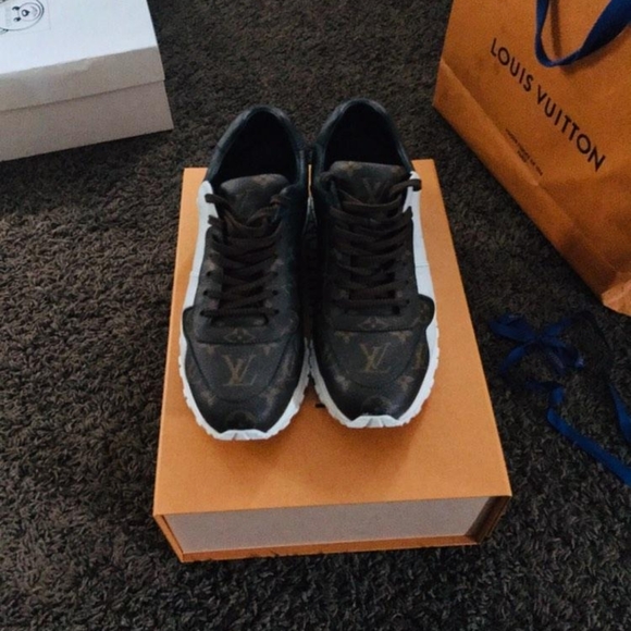 Louis Vuitton - Picture 2 of 7